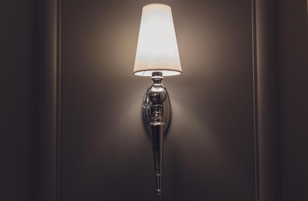 Lámpara de pared moderna en una pared clara Espacio libre y decoración en el interior.