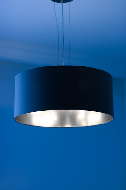 Lámpara de plata en una habitación elegante y moderna iluminación decorativa para el hogar