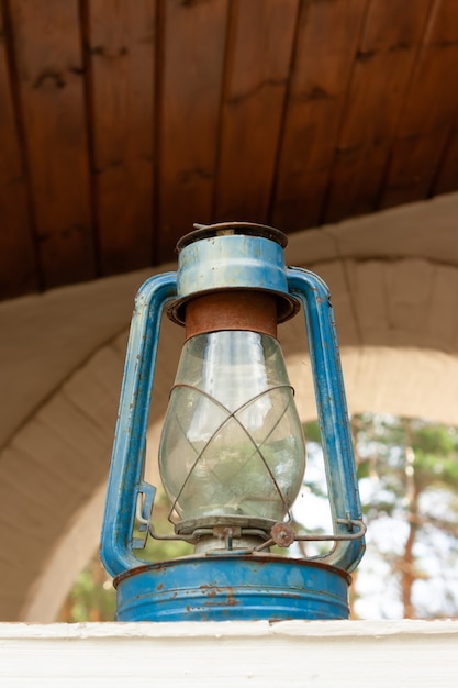 Lámpara de queroseno antigua en la ventana de la aldea de estilo de vida