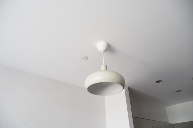 Lámpara de techo gris colgada en una habitación