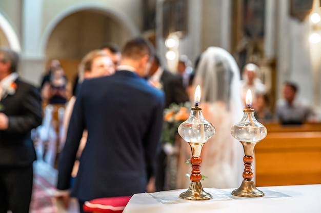 Foto lámparas de aceite en una boda en la iglesia.