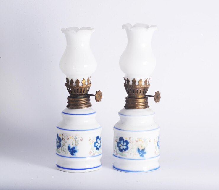 Lámparas de aceite de porcelana antiguas con ornamento floral azul aislado en blanco
