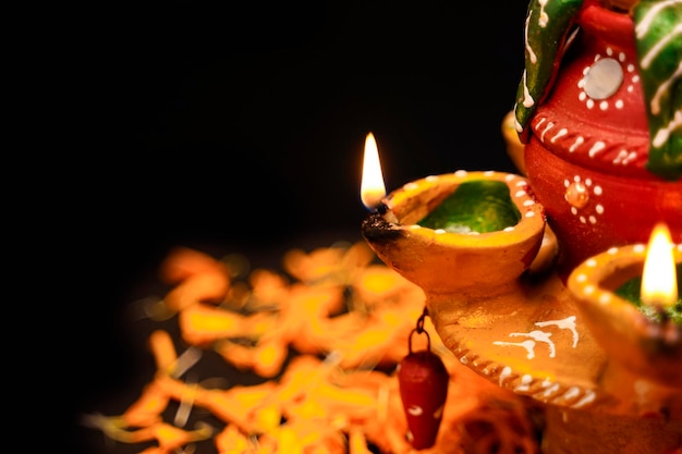 Lámparas de aceite tradicionales con decoración floral para el festival indio diwali.