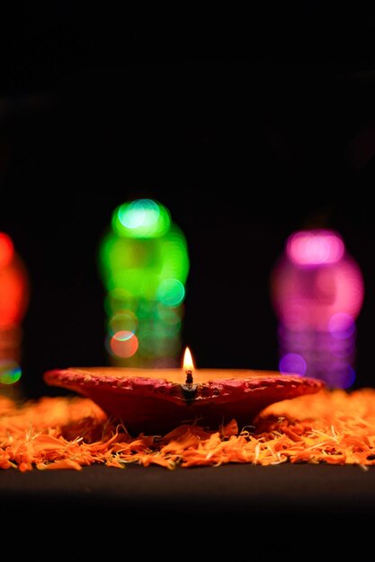 Lámparas de aceite tradicionales con decoración floral para el festival indio diwali.