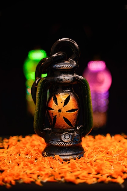 Lámparas de aceite tradicionales con decoración floral para el festival indio diwali.