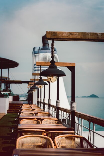 Lámparas antiguas con mesa y sillón en el ferry al aire libre