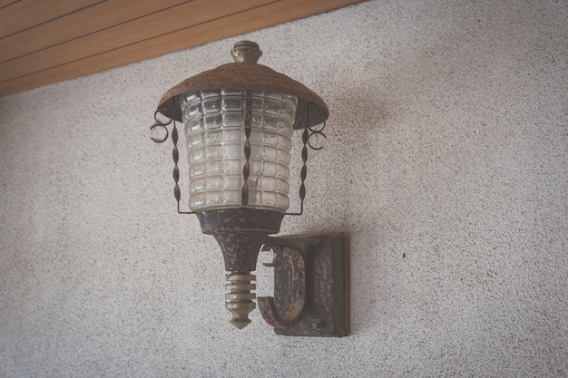 Foto lámparas de decoración de bronce de estilo moderno y pantallas contra la pared oscura.