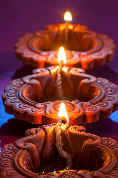 Las lámparas diya de arcilla se encendieron durante la celebración de Diwali. Diseño de la tarjeta de felicitación Festival hindú de la luz hindú llamado Diwali