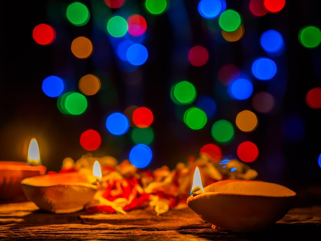 Lámparas de Diya se encendieron con el fondo del bokeh durante la celebración de diwali