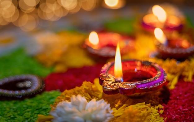 Lámparas diya tradicionales encendidas durante la celebración de Diwali