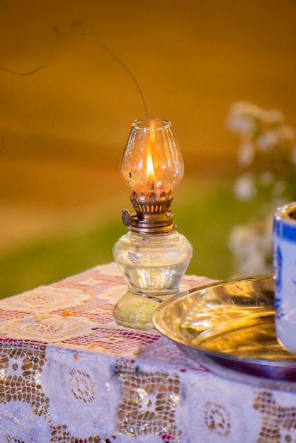 Foto las lámparas funerarias en armarios de vidrio usan aceite de energía natural y velas