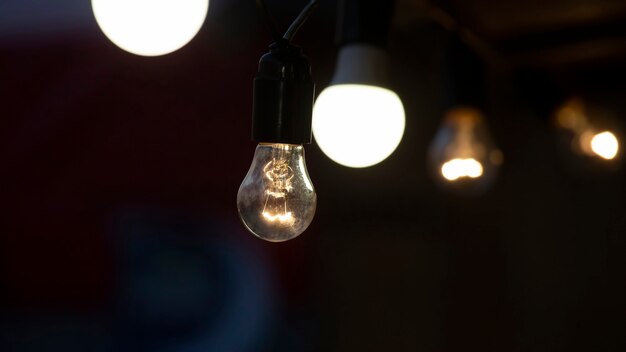 Las lámparas LED y eléctricas brillan en la calle. iluminación eléctrica de calles y paisajes