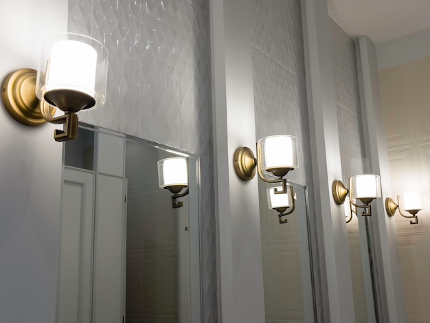 Lámparas de luz decoradas en baño.