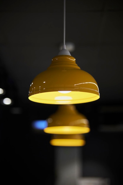 lámparas con metal amarillo en el primer plano interior