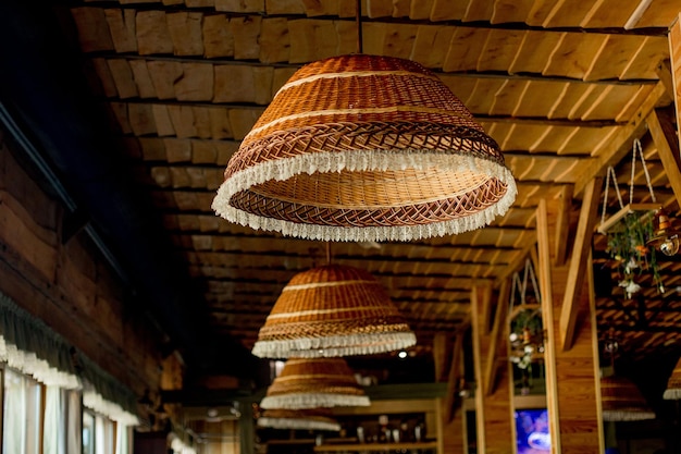 Lámparas de paja de mimbre techo de madera Diseño interior de moda de un café hipster en estilo loft