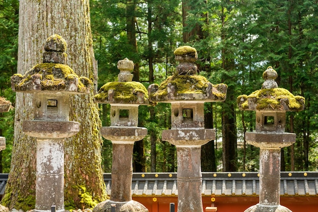 Lámparas de piedra en el santuario de Nikkon