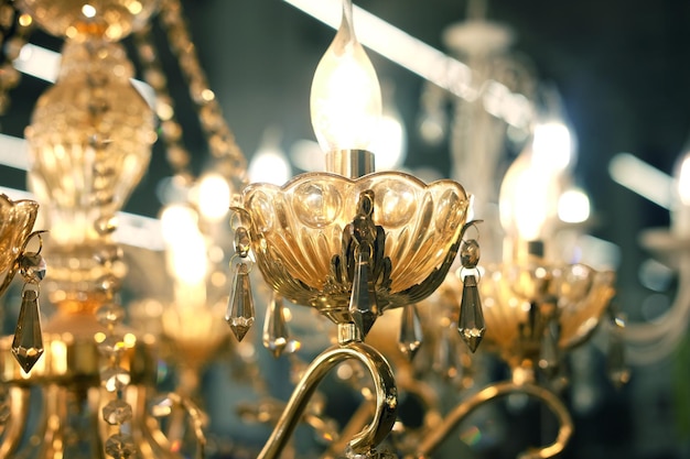 Lámparas de techo candelabros en la tienda imagen de primer plano