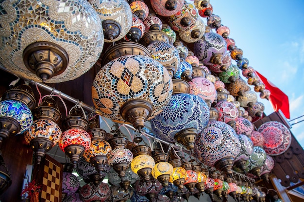 Lámparas turcas orientales tradicionales hechas de vidrio de color