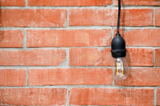 Lampe auf Innenarchitektur der Backsteinmauer