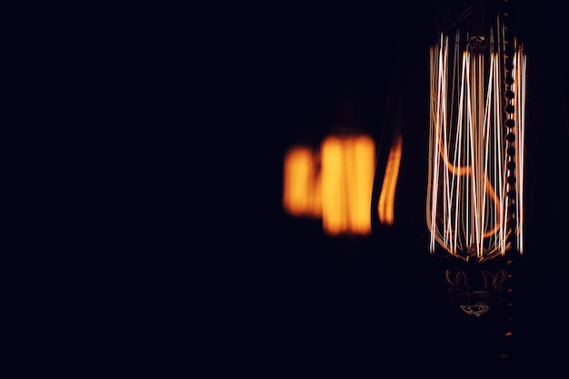 Lampen mit Wolfram-Glühfaden. Edison-Glühbirne. Filament Filament in Vintage-Lampen. Retro-Design von Glühbirnen.