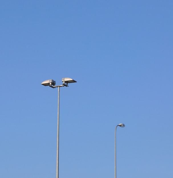 Lampenstraßenbeleuchtung auf dem Hintergrund des blauen Himmels.