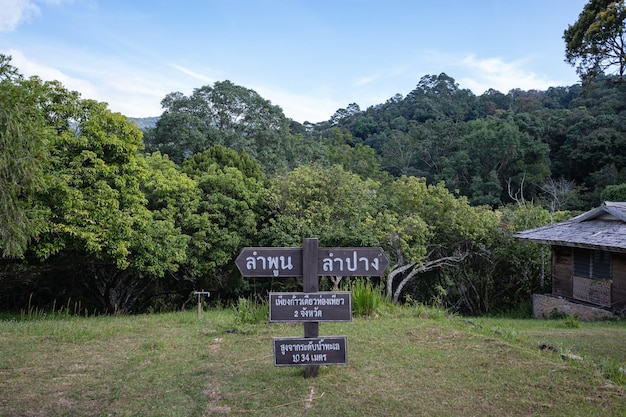 Lamphunthailand18122021La cordillera de Khun Than del parque nacional DoiKhun Than forma un límite natural entre el norte de Lamphun y Lampang