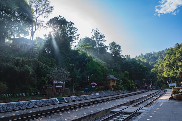 Lamphunthailand18122021Signo de estación de tren Khuntan en la ciudad de Lamphun Tailandia La gama Khun Tan es una cadena montañosa que ocupa una posición central en el norte de Tailandia túnel khuntan