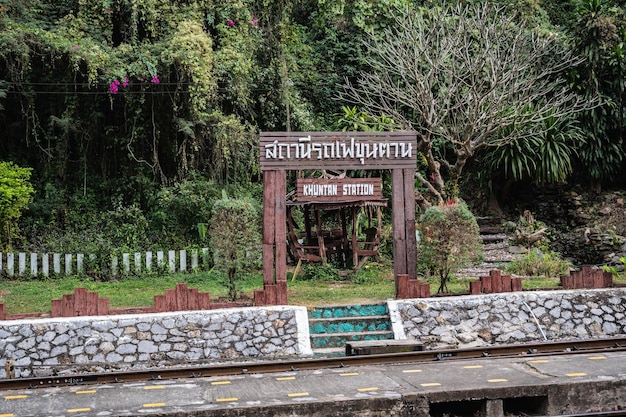 Lamphunthailand19122021Khuntan train staiton na cidade de Lamphun TailândiaO Khun Tan Range é uma cordilheira que ocupa uma posição central no túnel do norte da Tailândiakhuntan