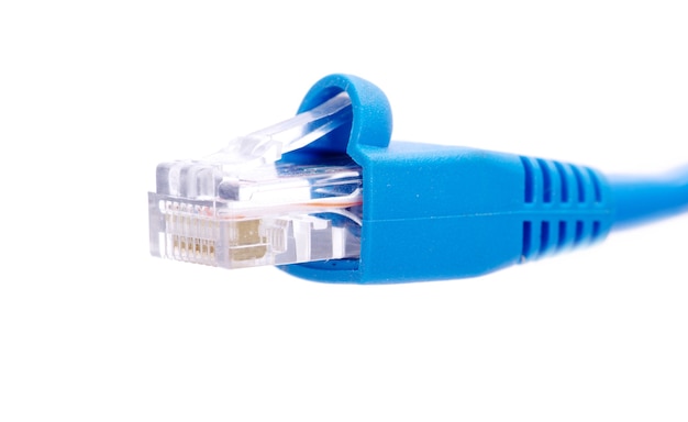 Foto lan cable y conector en superficie blanca