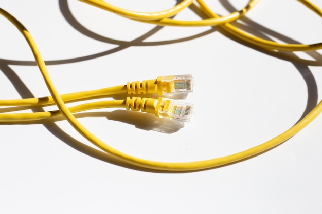 LAN-Netzwerkverbindung Ethernet gelbe Kabel auf weiß