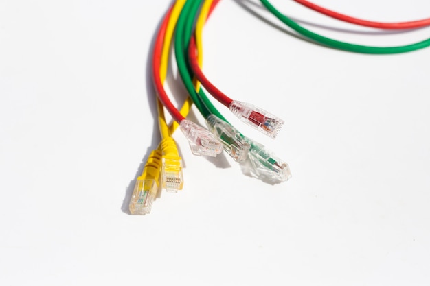 LAN-Netzwerkverbindung Ethernet-Kabel auf weißem Hintergrund.