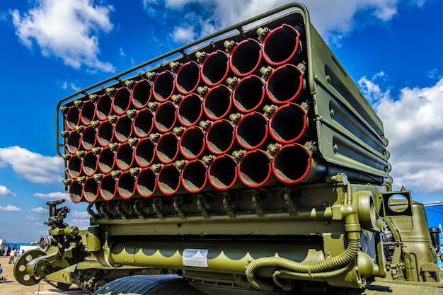 Lançador do sistema de foguetes de lançamento múltiplo BM12 Grad do Exército Russo
