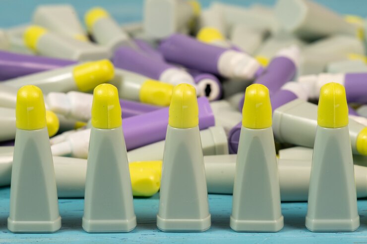 Foto las lancetas son dispositivos de un solo uso estériles, libres de pirógenos y no tóxicos diseñados para obtener muestras de sangre capilar para análisis de sangre.