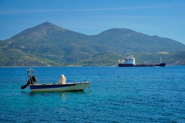 Lancha de pesca grega e navio de carga no mar Egeu da grécia