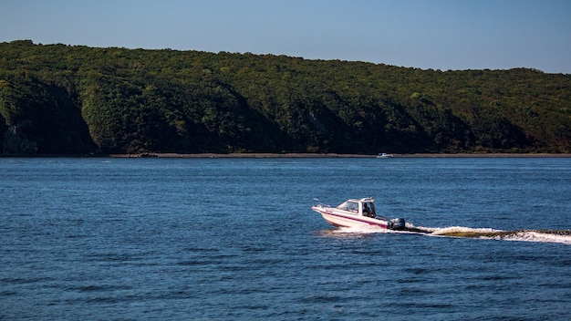 Lancha a motor cerca de la isla rusa