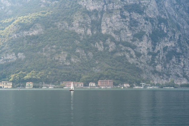 Lancha a motor en el lago de como en italia paisaje montañas fondo