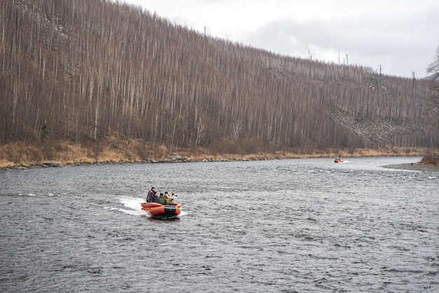 Lancha neumática a motor. barco de pesca en un río de montaña. Río Anyui.