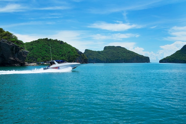 Lancha rápida alrededor de las islas