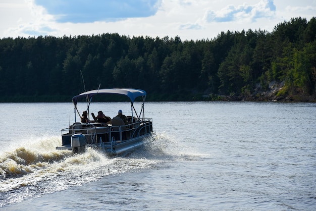 Lancha con turistas flota en el río