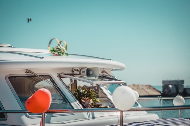 Lancha, yate decorado con flores y globos para boda