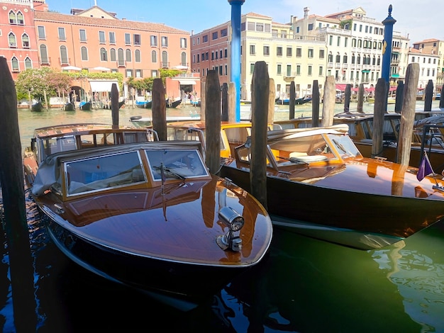 Lanchas a motor en el estacionamiento de agua en Venecia Italia