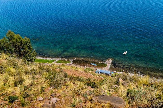 Foto lanchas de pesca de la costa de la isla de taquile