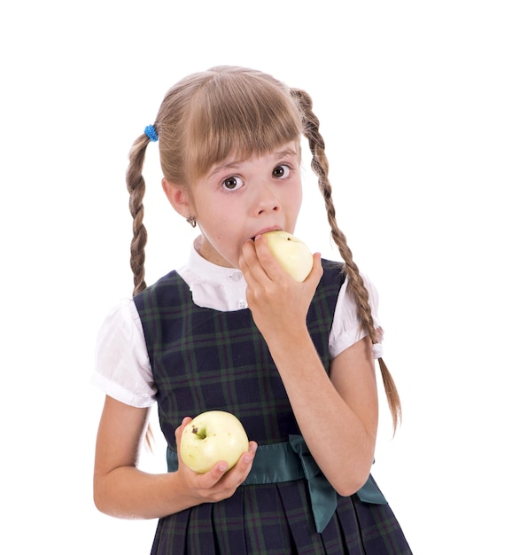Lanche Colegial come maçãs A colegial fica bem em seu uniforme escolar Uma colegial bonita com longos cabelos escuros e um olhar encantador