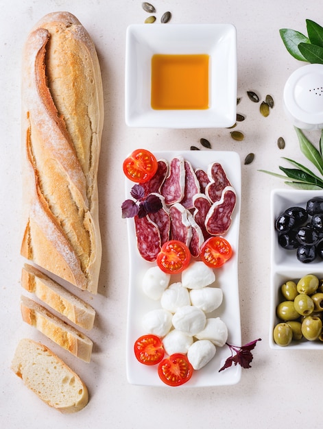 Lanche com azeitonas e pão