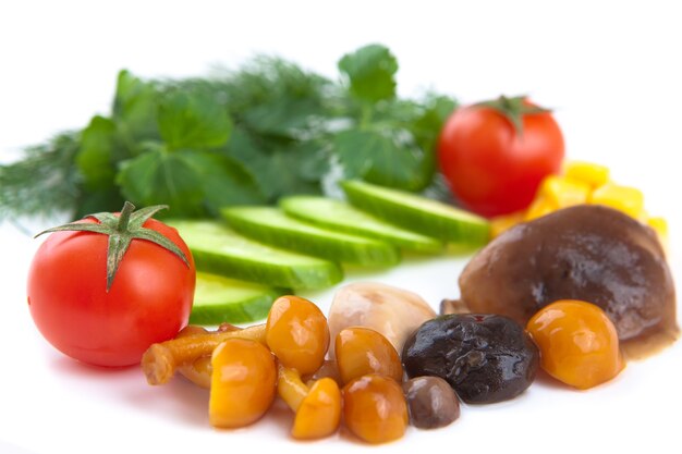 Lanche com cogumelos, tomate e erva-doce