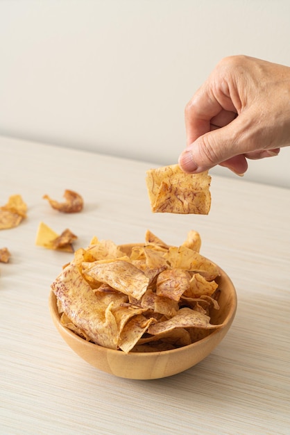 Lanche crocante de chips de taro doce