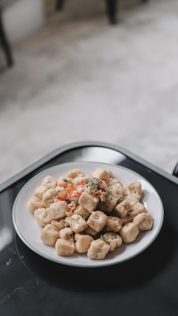 Lanche crocante de tofu quente em cima da mesa