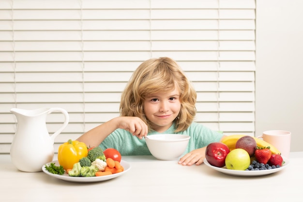 Lanche da manhã com cereais muesli granola criança menino comendo alimentos orgânicos saudáveis vegetais saudáveis wi