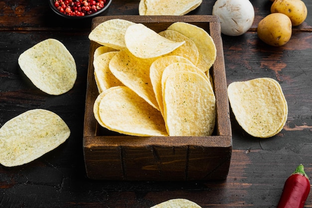 Lanche de batatas fritas salgadas na velha mesa de madeira escura