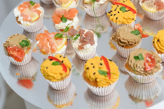 Lanche de bolo com diferentes sabores e peixe de mar peixe vermelho no lanche